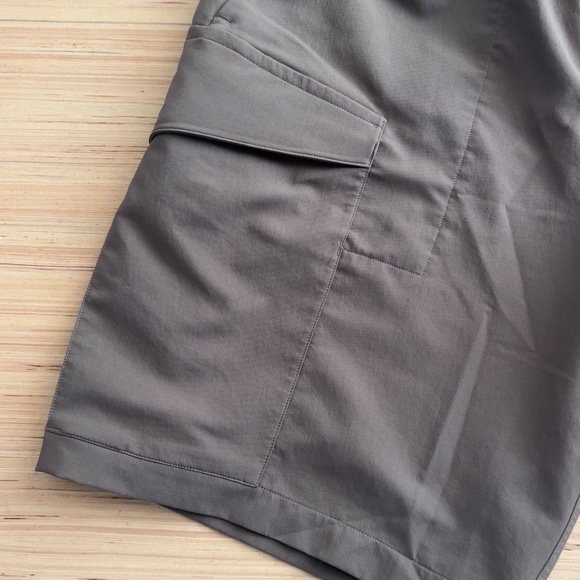 Lululemon VersaTwill Cargo Pocket Short Green Men's Size L Athleisure Athletic - Picture 2 of 8